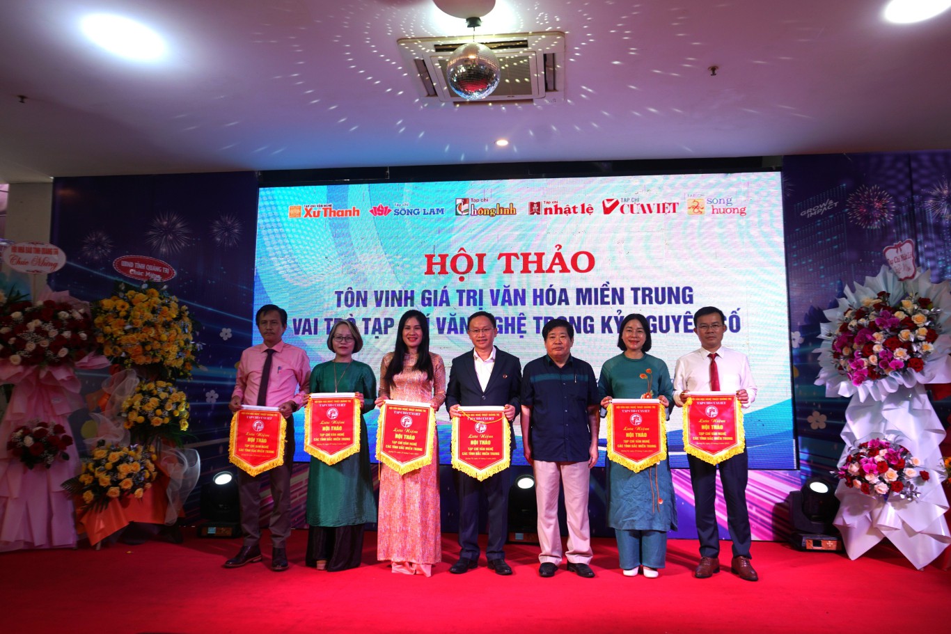 Các tạp chí nhận cờ lưu niệm
